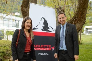 Malvine Moulin, nouvelle présidente et Thomas Egger, ancien président de l'IP Raclette du Valais AOP.